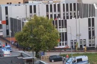 Mężczyzna chodził po dachu szpitala w Warszawie i spadł. Strażacy nie mogli rozłożyć skokochronu