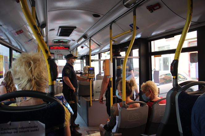 Ruda Śląska: Straż miejska sprawdza czy mieszkańcy noszą maseczki w autobusach i na targowiskach