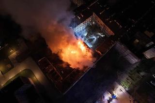 Wielka akcja strażaków w centrum dzielnicy. Stara kamienica zapłonęła jak pochodnia. Ogień było widać z kilku kilometrów