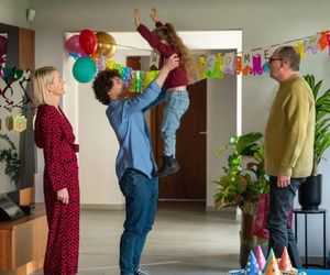 Barwy szczęścia odc. 3186. Olga (Dorota Łukasiewicz-Kwietniewska), Marek (Marcin Perchuć), Witek (Witold Sosulski), Wioletka (Sara Kudaj)