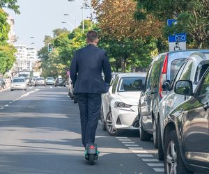 Ryszard Petru na hulajnodze