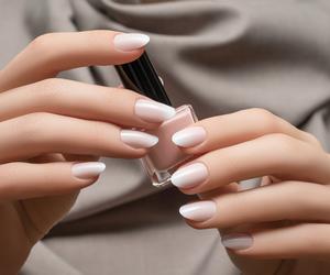 Manicure na wiosnę 2023 na krótkie paznokcie