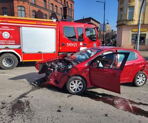 Groźny wypadek w Piekarach Śląskich. Skrzyżowanie ulicy Bytomskiej i Karola Miarki jest zablokowane