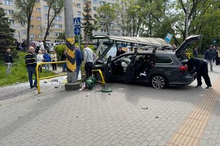 Osobówka staranowała przystanek w Gdyni! Kilka osób poszkodowanych