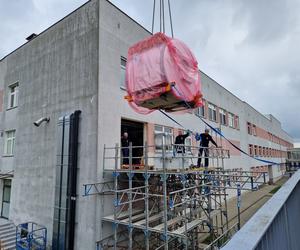 Dziura w ścianie i dźwig. Nowy sprzęt medyczny trafił do szpitala im. Strusia