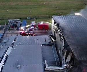  Kawle. Pożar zakładu przetwórstwa drobiowego. 120 strażaków walczy z żywiołem w czwartek, 14 sierpnia. Jeden z nich zaginął [ZDJĘCIA]