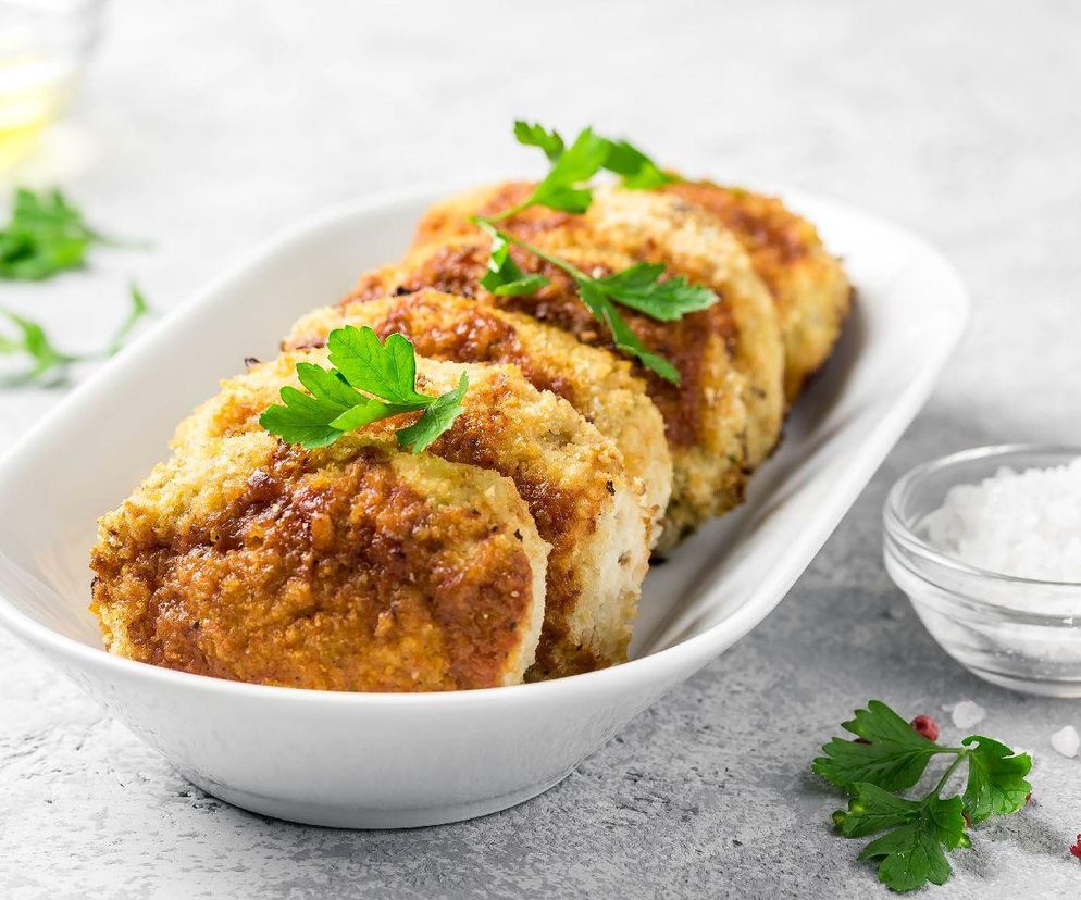 Z mięsa mielonego robię aromatyczne kotlety. Ich środek skrywa pyszną tajemnicę 