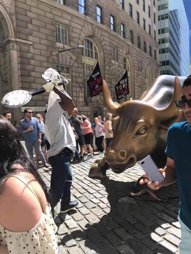 Teksańczyk rzucił się na nowojorskiego byka