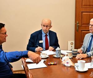 Umowa podpisana, plac budowy przekazany. Zaczyna się przebudowa byłej szkoły w Sławie