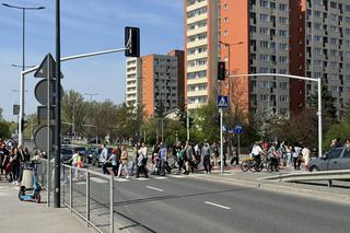 Tłumy na nowym moście pieszo-rowerowym. Kolizje z rowerzystami 