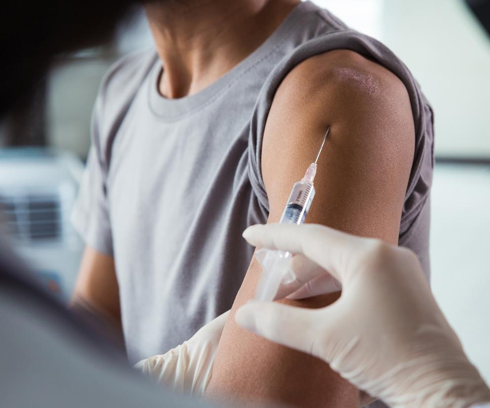 Mężczyzna na szczepieniu