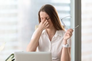 Grudki i guzki na powiekach, drżenie i obrzęk powiek, przekrwione spojówki mogą być objawem chorób oczu