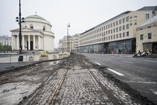Bruk odkryty podczas remontu pl. Trzech Krzyży w Warszawie