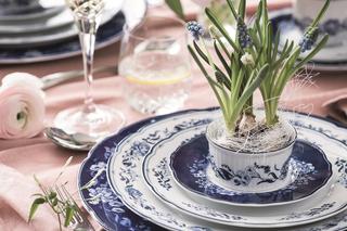 Wielkanocny stół pięknie nakryty - naczynia w dwoch kolorach ze wzorem