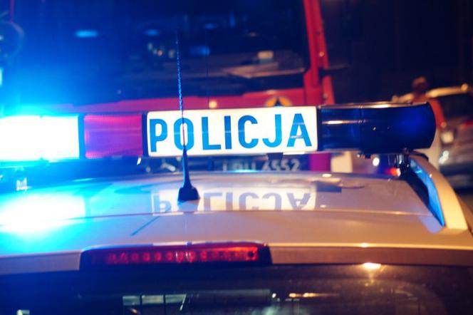Tragiczny wypadek w Zadąbrowiu. 18-latek przejechał leżącego na drodze mężczyznę 