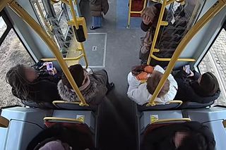Szokujące sceny z tramwaju w Warszawie. Opublikowano właśnie nagranie. „Trzymaj się mocno”