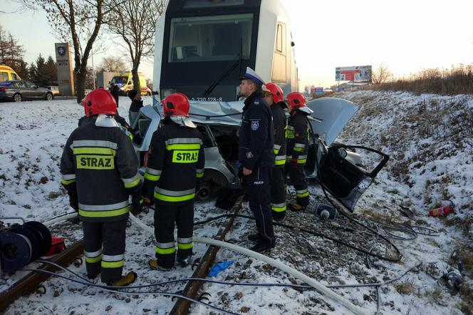 Rzeszów. wypadek na przejeździe kolejowym. Samochód uderzony przez szynobus 