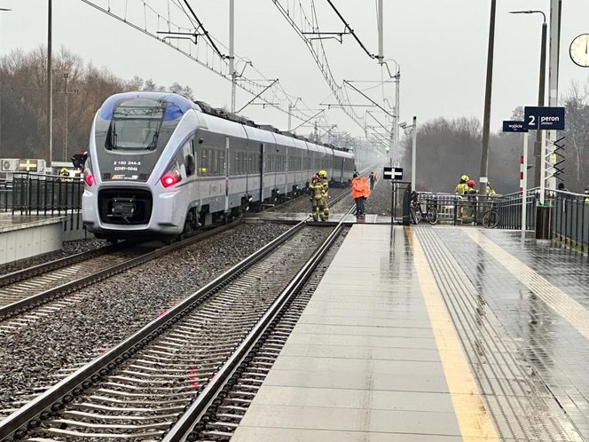 Zderzenie pociągu z ciężarówką. Skład PKP Intercity się wykoleił. Trwa akcja ratunkowa