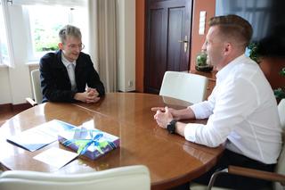 Nie umiał pływać, ale rzucił się na ratunek tonącemu chłopcu. Pan Bartosz został prawdziwym bohaterem!