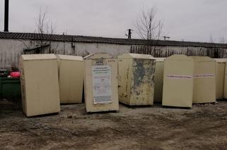 Wojna kontenerowa pod Warszawą. Zobacz cmentarzysko pojemników na odzież w Nadarzynie 