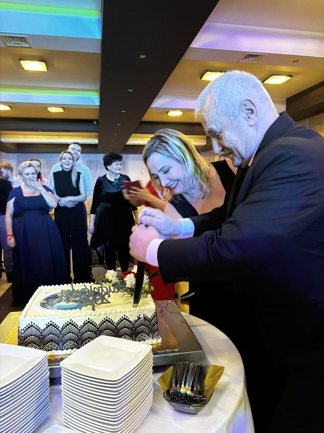 Na jedynej takiej studniówce licealiści po pięćdziesiątce tańczyli poloneza z nieco młodszymi. Były też czerwone podwiązki! [ZDJĘCIA]