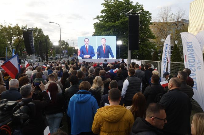 Tłumy pod siedzibą TVP. Debatę Trzaskowski–Nawrocki oglądają na telebimie