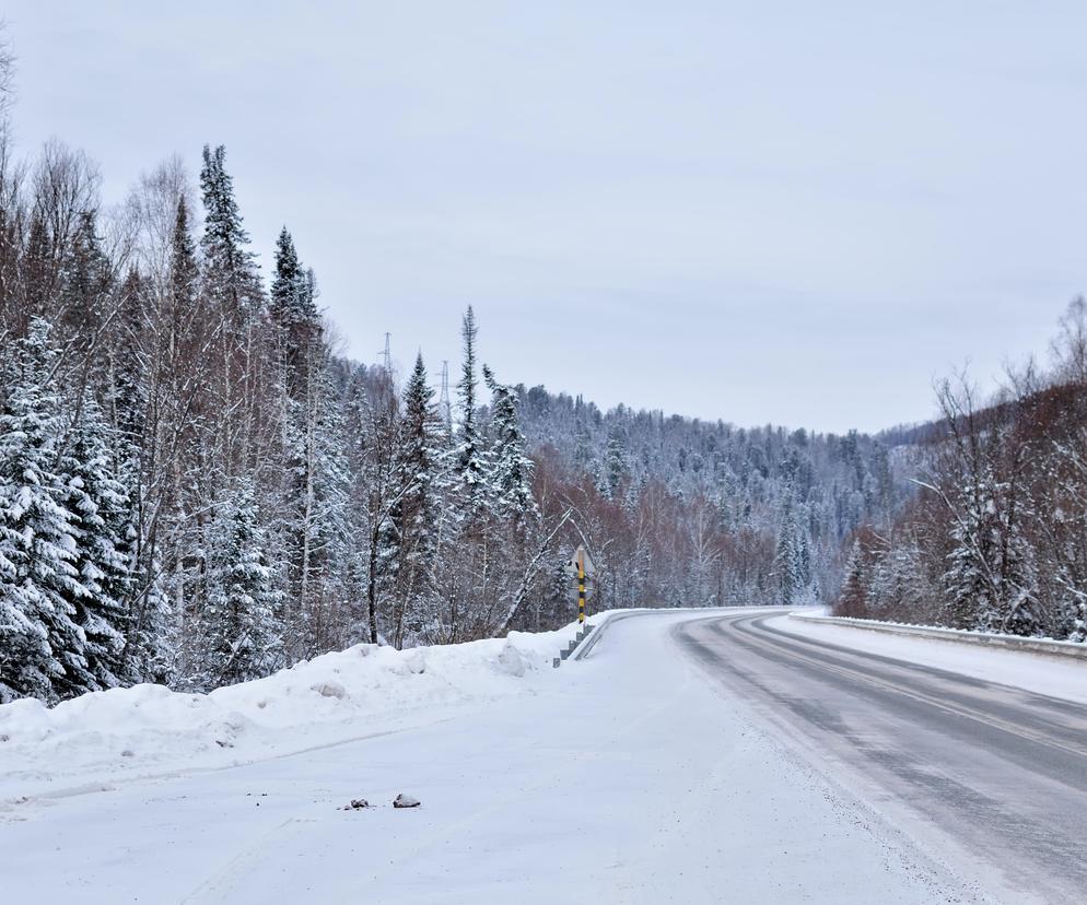 Padający śnieg i śliskie nawierzchnie w woj. lubelskim. W regionie warunki do jazdy są trudne
