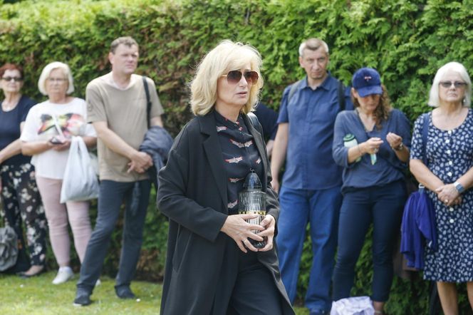 Zapłakane gwiazdy na pogrzebie Joanny Kołaczkowskiej. Steczkowska i Tadla ocierały łzy, panowie też mieli mokre oczy