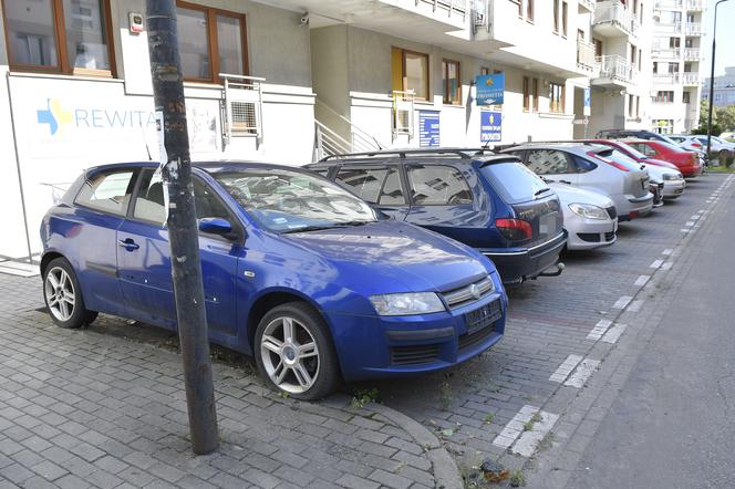 Wraki blokują miejsca parkingowe