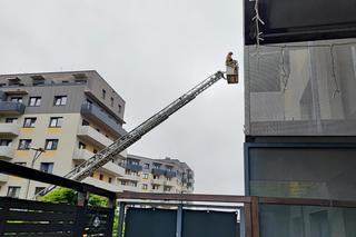 Pożar w bloku przy ul. Zakładowej we Wrocławiu. Na miejscu 6 wozów strażackich 