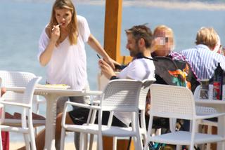 Joanna Koroniewska i Maciej Dowbor z dziećmi na plaży 