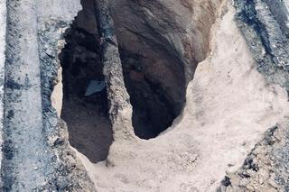 W Jaworznie zapadła się ziemia. Zapadlisko ma 10 metrów głębokości!