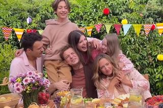 Barwy szczęścia nowy sezon na planie. Marysia (Nina Szumowska),Hubert (Marek Molak), Asia (Anna Gzyra), Emil (Artem Malaszczuk), Agata (Natalia Zambrzycka), Ignacy Kieliszewski (Olaf Staszkiewicz)