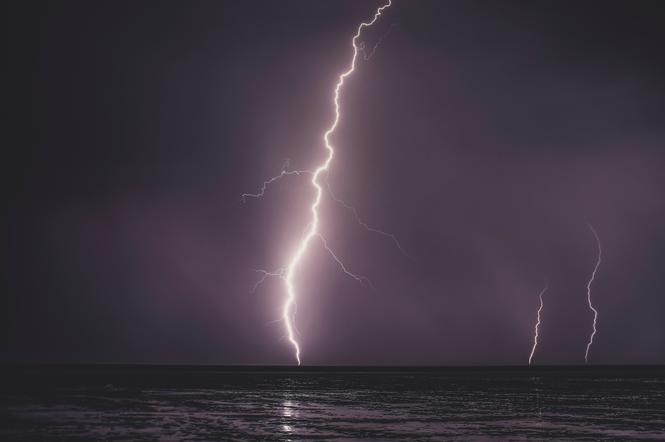 Prognoza na weekend. Paskudne załamanie pogody. Powracają gwałtowne burze i nie tylko