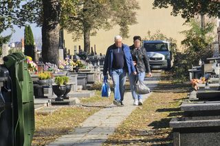 Polacy masowo sprzątają groby przed 1 listopada