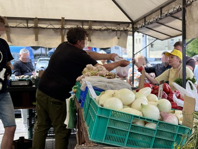 Europosłanka Wcisło buszuje na bazarku.