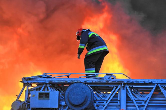 Ogromny pożar auta na Wale Miedzeszyńskim. Pomogli inni kierowcy