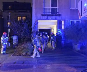 Furiat szalał na Mokotowie. Zrzucał meble na samochody