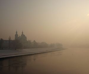 Tej nocy lepiej zachować ostrożność! Nad Krakowem rozleje się gęsta mgła. Jest ostrzeżenie IMGW