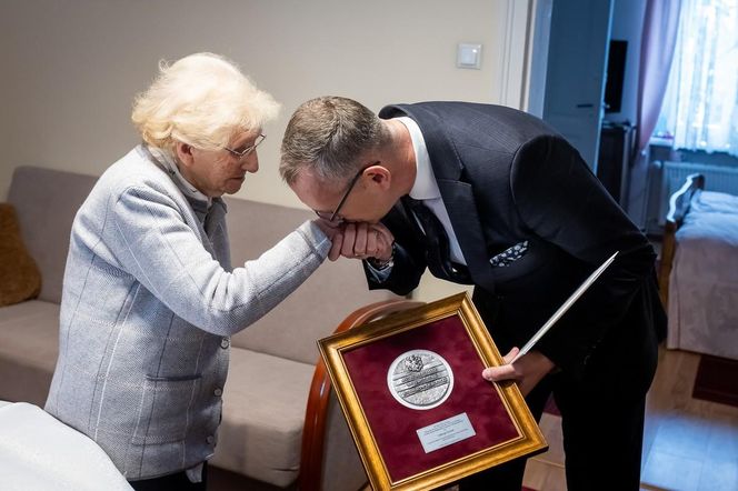 Pani Jadwiga z Bydgoszczy nie zwalnia tempa! 100 lat życia i radość w każdym dniu