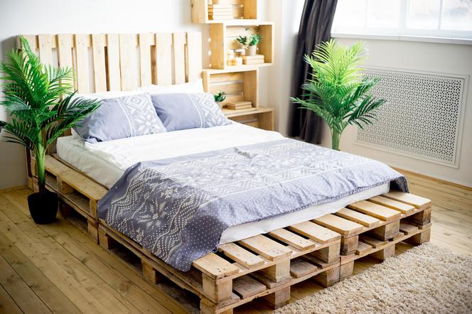Łóżko z palet - jak zrobić łóżko z palet 160x200? Czy łóżko z palet jest wygodne? DIY/Zrób to sam