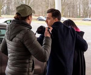 Barwy szczęścia, odcinek 2657: Klara (Olga Jankowska),  Modrzycki (Piotr Ligenza), Bartosz (Artur Bocheński)