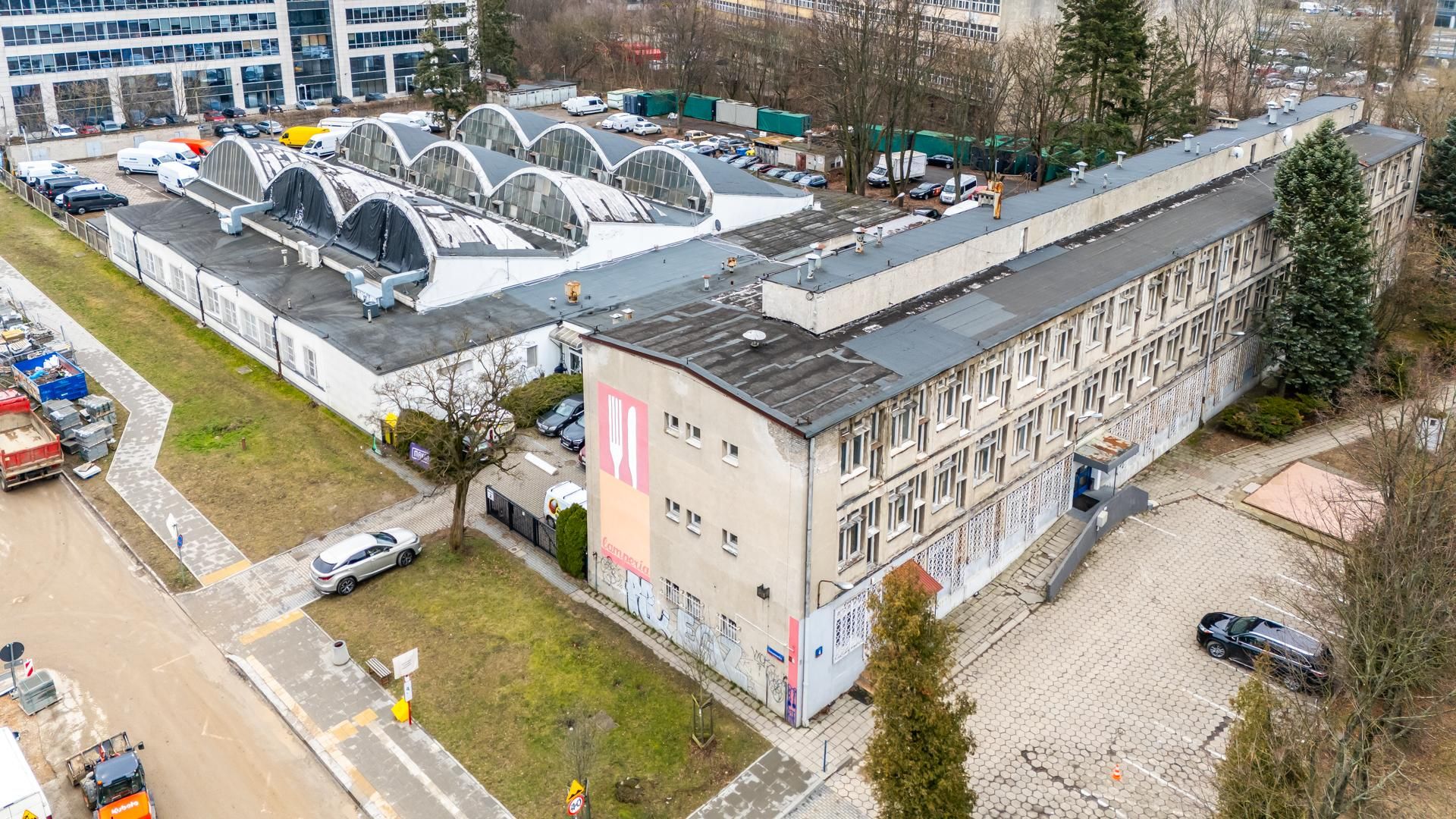 Zabytkowa hala na Suwak 4 w Warszawie