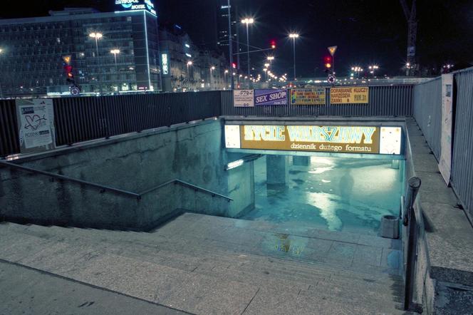 Przejście podziemne przy rondzie Dmowskiego, druga połowa lat 90.