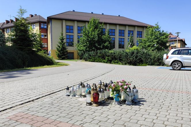 Kolorowe kwiaty i morze łez na pogrzebie Katarzyny z Raby Wyżnej. Zazdrosny mąż zabił ją 10 metrów od domu