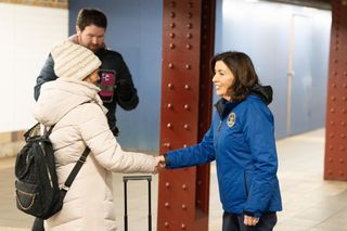 Nocne pociągi metra pod obstawą policji, czyli nowe pomysły gubernator stanu