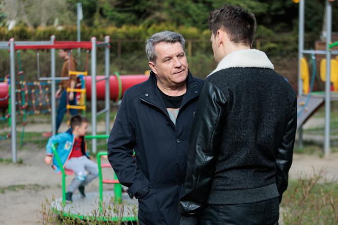 Na Wspólnej odc. 3490. Marek Zimiński (Grzegorz Gzyl), Błażej (Jakub Świderski)