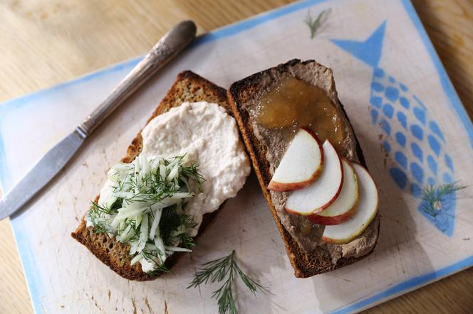 Pasty do kanapek - proste, eleganckie, pyszne! Przepisy Agaty Wojdy [WIDEO]