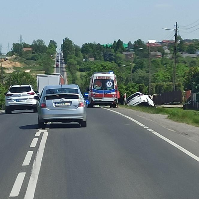 Wypadek na DK 42 w Parszowie. Auto wylądowało w rowie