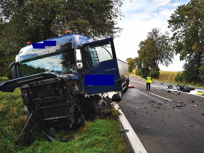 Motocyklista zjechał wprost pod cysternę nie żyje